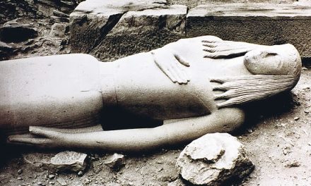 Statua feminile di 2.700 anni si erge alto di nuovo