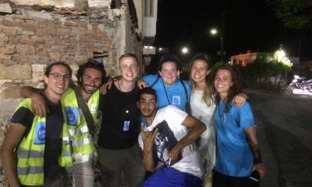 Intervista ai «Sei per Chios»,  sei più uno giovani che hanno lavorato volontariamente per i migranti all’isola di Chios, in Grecia