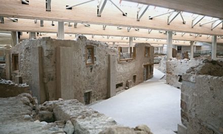 Opere sconosciute provenienti dal sito archeologico di Akrotiri a Santorini sono rivelate nel volume “Thira Preistorica” della Fondazione Caritativa Ioannis Latsis