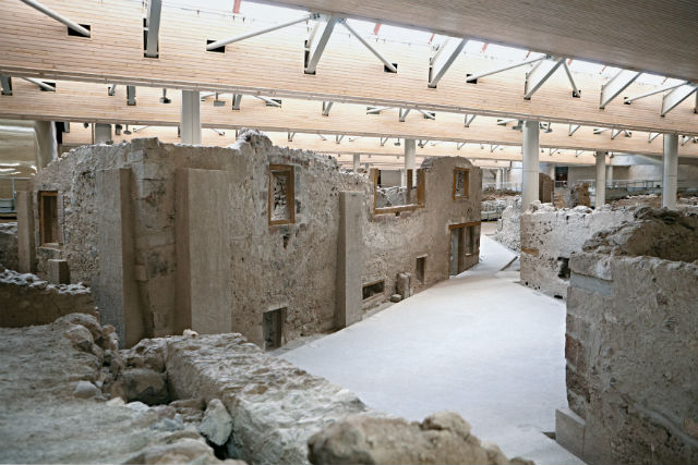 Opere sconosciute provenienti dal sito archeologico di Akrotiri a Santorini sono rivelate nel volume “Thira Preistorica” della Fondazione Caritativa Ioannis Latsis