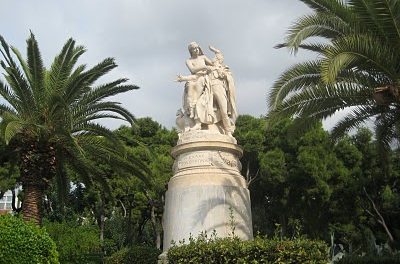 Un’“adozione” speciale: i bambini adottano le sculture di Atene