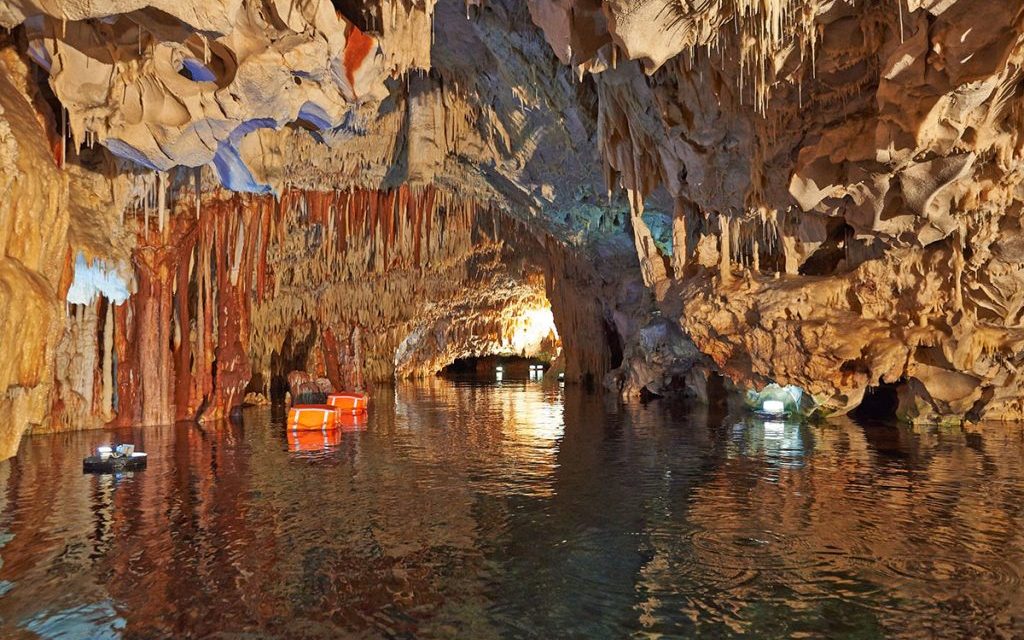 Le grotte di Diros: un viaggio nella maggia della natura