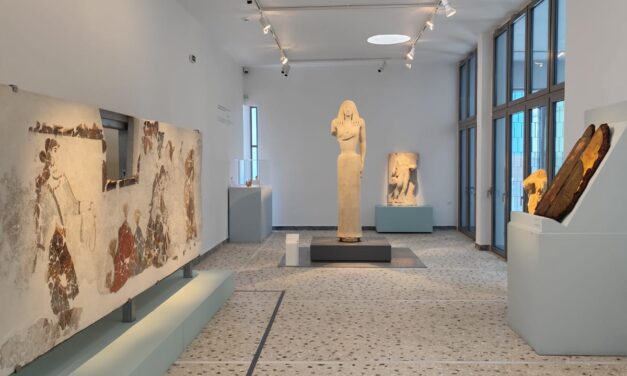 “Kykladitisses: storie sconosciute delle donne delle Cicladi” | Mostra ‘rivisitata’ a Santorini