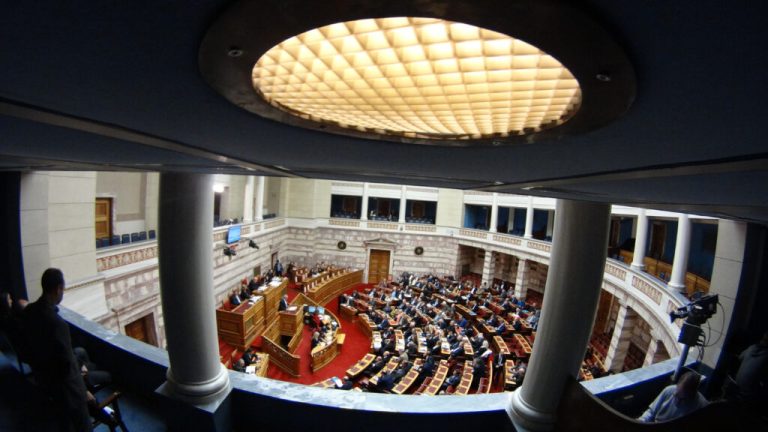 Parlamento: approvato con 201 voti «a favore» il voto per corrispondenza per gli espatriati greci